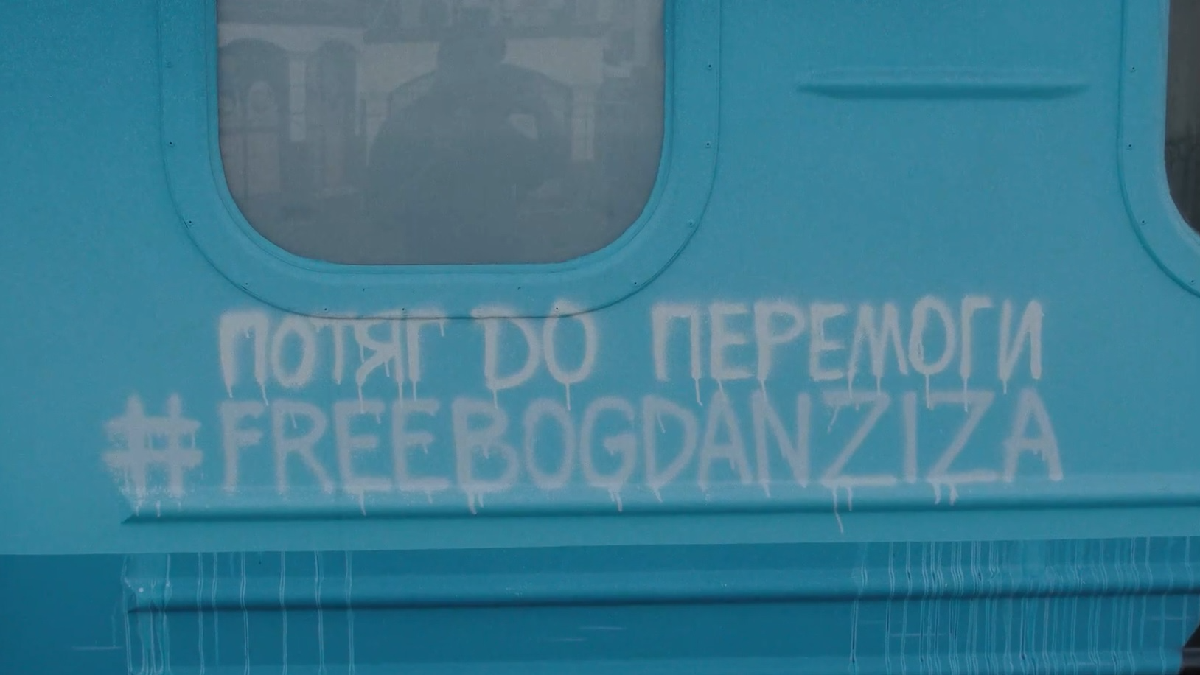 Українські художники розписали поїзд на честь заарештованого у Криму євпаторійського художника Богдану Зізі